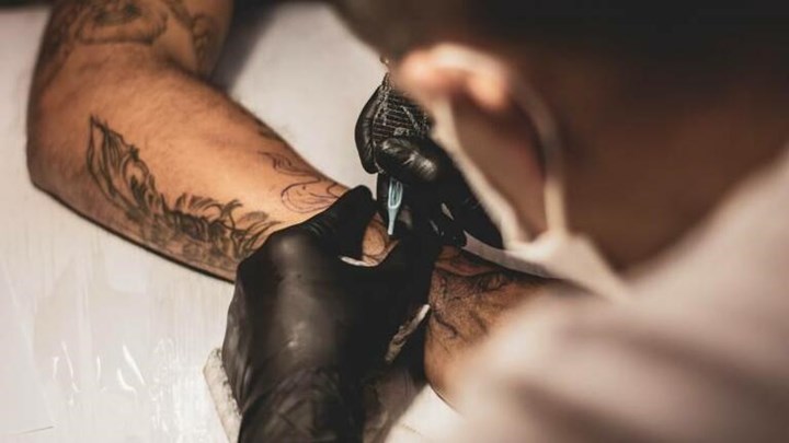 Κορονοϊός: Ένοχος για τα τατουάζ εν μέσω καραντίνας