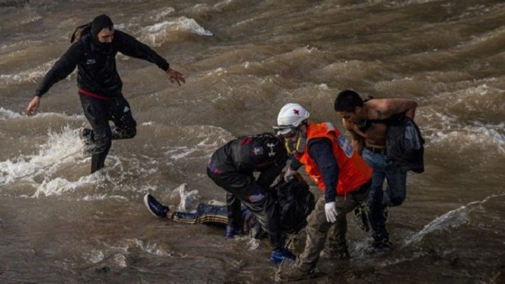 Εικόνες σοκ στη Χιλή: Αστυνομικός πετά από γέφυρα 16χρονο διαδηλωτή – ΒΙΝΤΕΟ