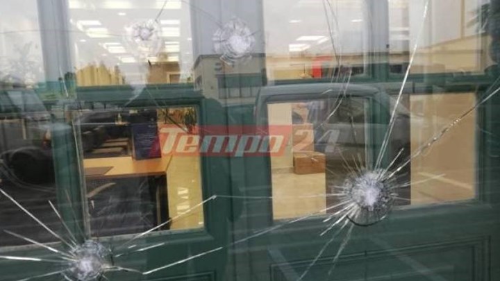 Καταδρομική επίθεση στην Πάτρα: “Έσπασαν” τράπεζες, πέταξαν μπογιές σε κτίρια – ΦΩΤΟ