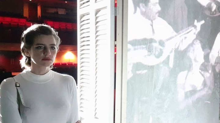 Η Κίτσου γίνεται… Στέλλα και τραγουδά το «Αγάπη που ‘γινες δίκοπο μαχαίρι» – Οι πρώτες πόζες μόνο στο enikos.gr