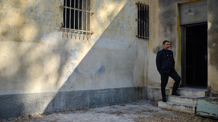 Άγριες Μέλισσες: Ο Βασίλης Μπισμπίκης μπαίνει στη σειρά – Πώς συνδέεται με το παρελθόν της Ελένης;