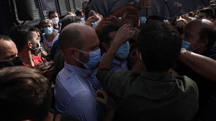 Δίκη Χρυσής Αυγής: Πέταξαν καφέ στον Αλέξη Τσίπρα