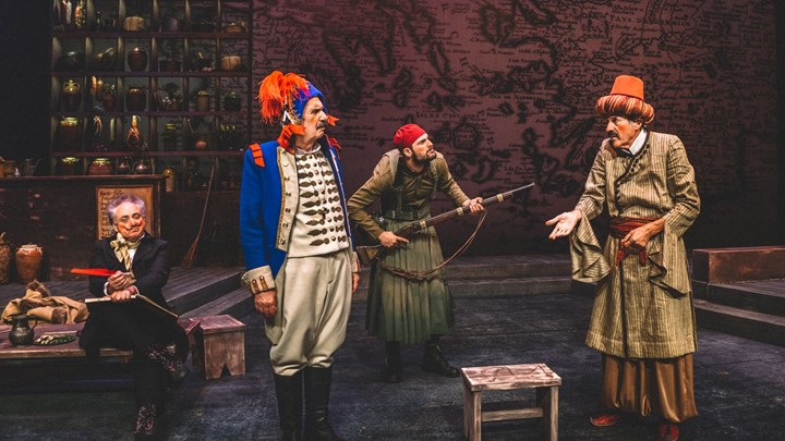 Οι πρώτες φωτογραφίες απ’ την «Βαβυλωνία» που ετοιμάζει πυρετωδώς στο ΚΘΒΕ ο Χρυσικάκος