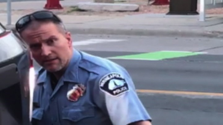 Τζορτ Φλόιντ: Ελεύθερος ο αστυνομικός που τον σκότωσε