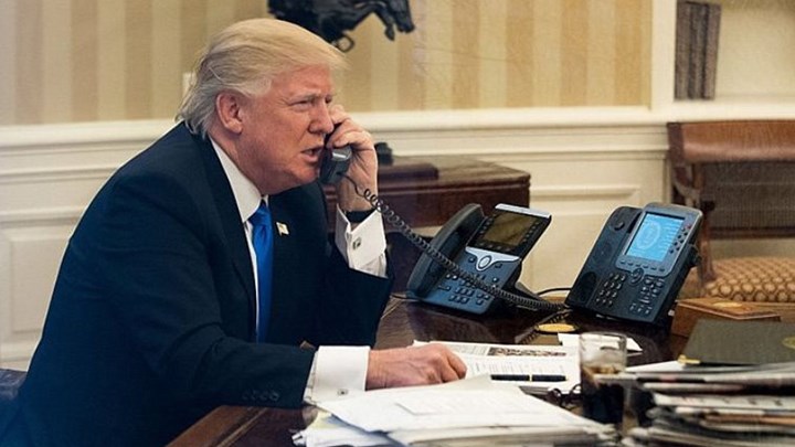 ΗΠΑ: Ο Ντόναλντ Τραμπ στο Οβάλ Γραφείο, 6 ημέρες αφότου διαγνώστηκε θετικός στον κορονοϊό