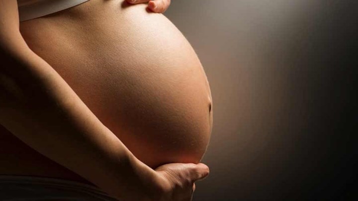 Επιπλοκές στην εγκυμοσύνη: Πώς σχετίζονται με καρδιοπάθεια και εγκεφαλικό