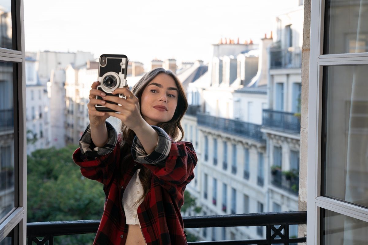 Emily in Paris: Η νέα σειρά του Netflix που κάνει θραύση – Γιατί μπήκε στις καρδιές μας – ΦΩΤΟ – ΒΙΝΤΕΟ