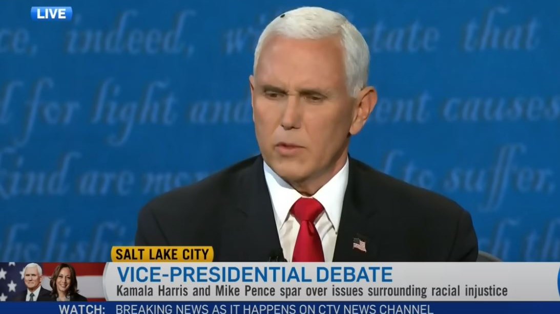 Viral η μύγα στο κεφάλι του Μάικ Πενς – ΒΙΝΤΕΟ