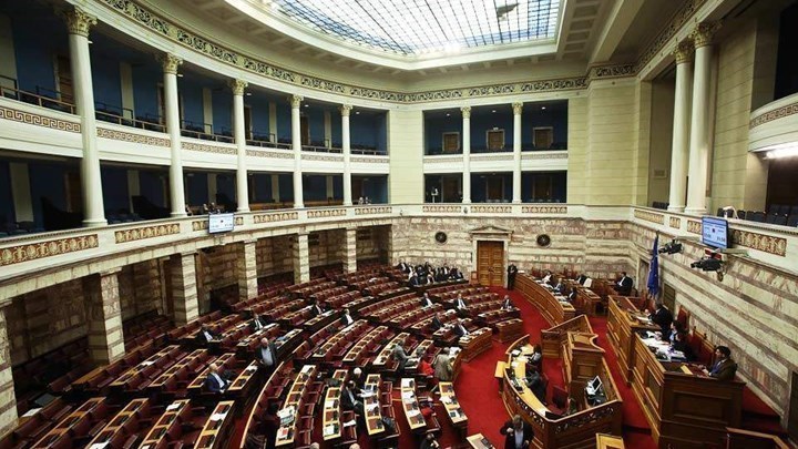 Σκληρό ροκ στη Βουλή για τη μη στέρηση των πολιτικών δικαιωμάτων μελών της Χρυσής Αυγής