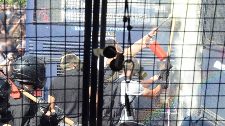 ΕΛ.ΑΣ: Νέες φωτογραφίες από τα επεισόδια έξω από το Εφετείο – ΦΩΤΟ