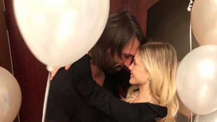 Κωνσταντίνα Κομμάτα – Γιώργος Σαμαράς: Το τρυφερό φιλί που “έλιωσε” το Instagram – ΦΩΤΟ