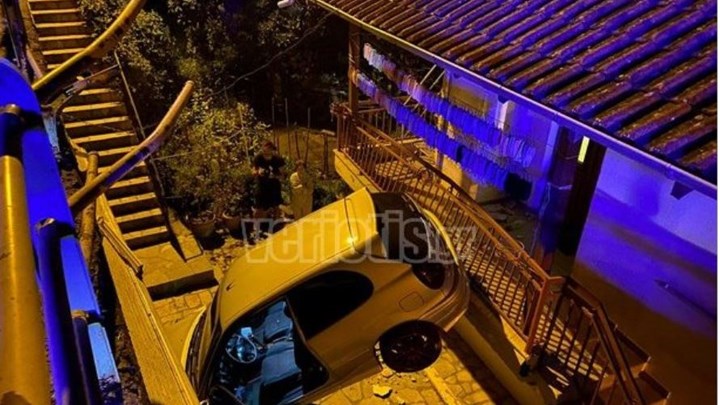 Τροχαίο στη Βέροια: Αυτοκίνητο “προσγειώθηκε” σε αυλή σπιτιού – ΦΩΤΟ