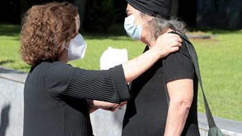 Δίκη Χρυσής Αυγής: Στο πλευρό της Μάγδας Φύσσα η σύζυγος του Μανώλη Γλέζου – ΦΩΤΟ