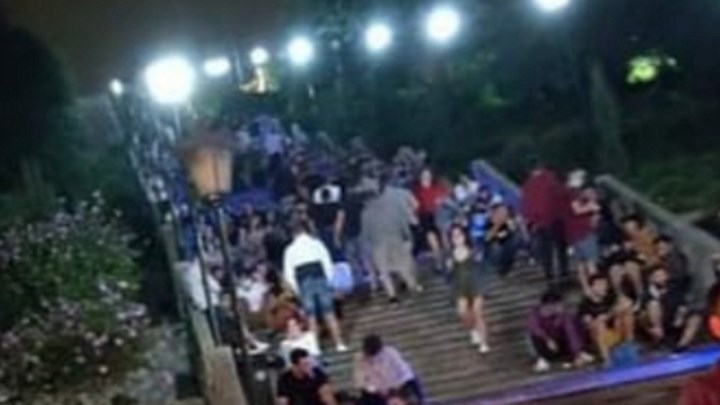 Πάτρα: Εικόνες συνωστισμού κάθε βράδυ στα σκαλάκια του Αγίου Νικολάου – ΦΩΤΟ – ΒΙΝΤΕΟ