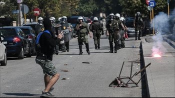 Η ΕΛ.ΑΣ. για τα επεισόδια έξω από το υπουργείο Παιδείας – Συνελήφθη ένας μαθητής – Δείτε ΦΩΤΟ