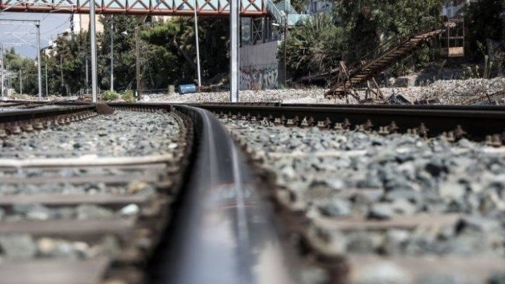 Φωτιά σε σιδηροδρομική γραμμή στον Ασπρόπυργο – Διεκόπη η κυκλοφορία