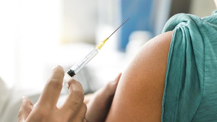 Εμβόλια γρίπης και πνευμονιόκοκκου: Ποιοι πρέπει να τα κάνουν