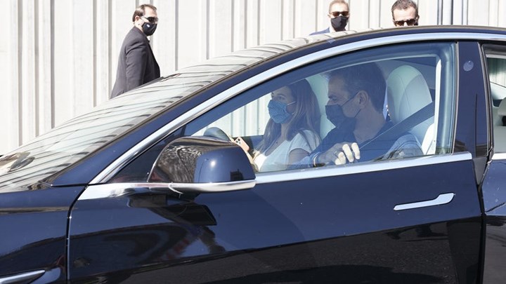 Ο Μητσοτάκης στο Εθνικό Μουσείο Σύγχρονης Τέχνης – Αποχώρησε οδηγώντας ένα Tesla