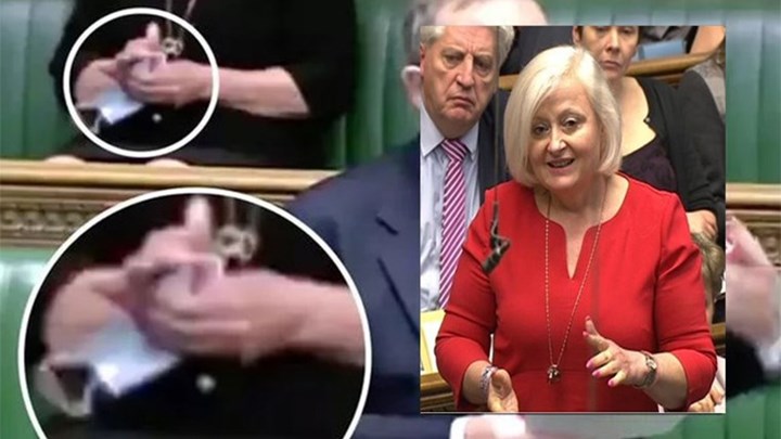 Σάλος στη Βρετανία: Βουλευτής σκουπίζει τα γυαλιά με τη μάσκα – ΒΙΝΤΕΟ