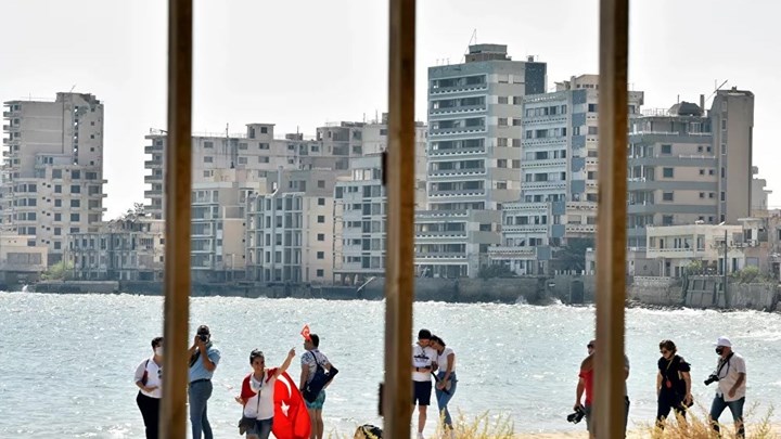 Το άνοιγμα των Βαρωσίων ως το τέλος των ψευδαισθήσεων – Άρθρο του καθηγητή Γιαλλουρίδη στο enikos.gr