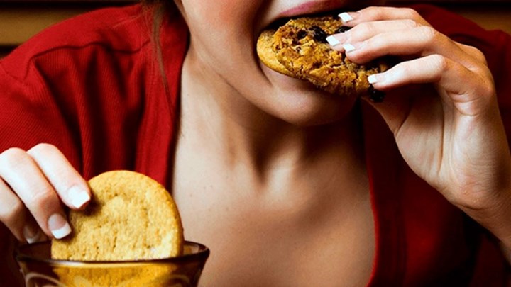 Συναισθηματική υπερφαγία: Τι είναι και με τι συνδέεται