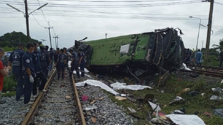 Τραγωδία στην Ταϊλάνδη: Τρένο συγκρούστηκε με λεωφορείο – Τουλάχιστον 17 νεκροί