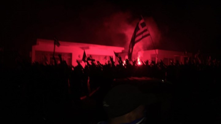 Κύπρος: Επεισόδια στο οδόφραγμα της Δερύνειας – Φώναζαν «η Κύπρος είναι ελληνική» – ΦΩΤΟ – ΒΙΝΤΕΟ