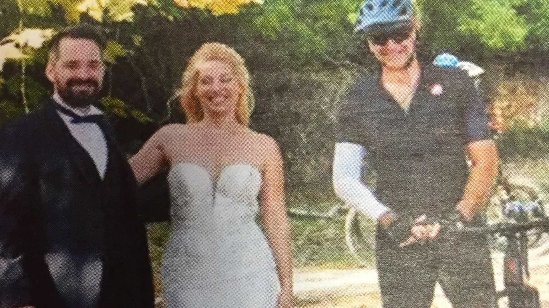 Τι έγινε όταν ο Μητσοτάκης βγήκε για ποδήλατο κι έπεσε πάνω σε… γάμο – ΦΩΤΟ