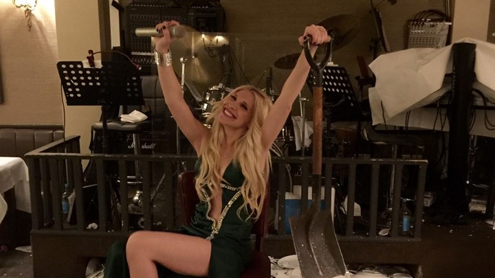 Η εκρηκτική Ελληνίδα τραγουδίστρια που κάνει “ζημιά” με κροίσους στο Λονδίνο