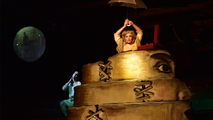 «Ω! Τι ευτυχισμένες μέρες» – Αποκλειστικές φωτογραφίες απ’ την παράσταση που ανεβάζει ο Καμτσής στο «Τόπος Αλλού»