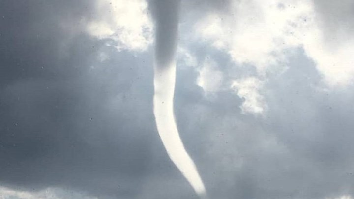 Χαλκιδική: Υδροστρόβιλος στην Νέα Ποτίδαια – ΦΩΤΟ