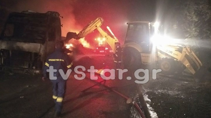 Καμένα Βούρλα: Αναστάτωση τη νύχτα – Φωτιά και εκρήξεις σε νταλίκα – ΦΩΤΟ