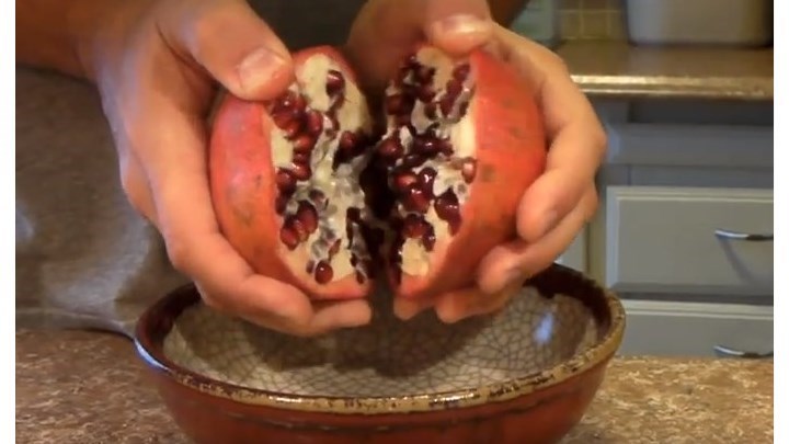 Πώς να καθαρίσετε ένα ρόδι σε χρόνο ρεκόρ – ΒΙΝΤΕΟ