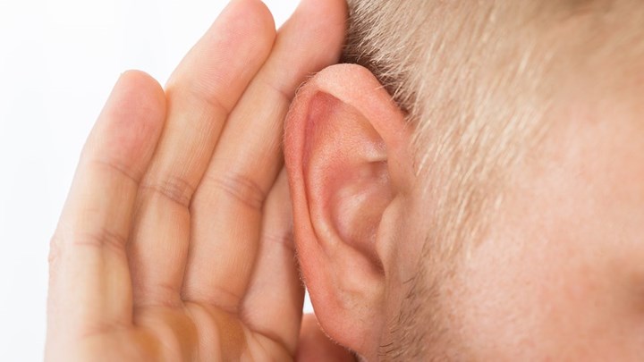 Κορονοϊός: Προκαλεί ζημιά στα αυτιά – Οι περιπτώσεις ασθενών που έχασαν την ακοή τους