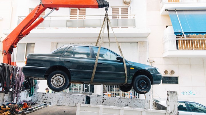 Δήμος Αθηναίων: Πάνω από 2.300 εγκαταλελειμμένα οχήματα απομακρύνθηκαν τον τελευταίο χρόνο – ΦΩΤΟ