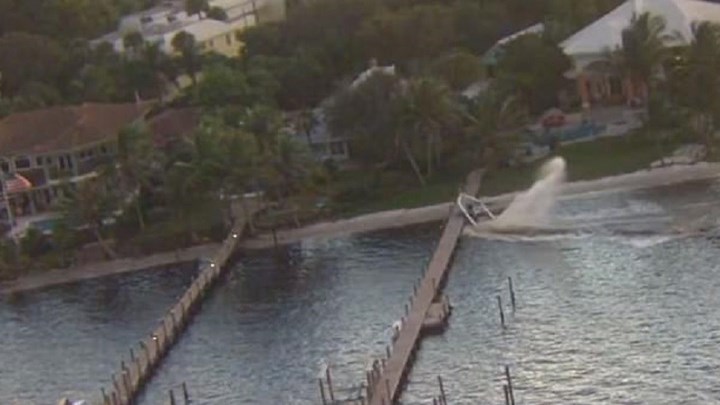 Φλόριντα: Η στιγμή που ακυβέρνητο ταχύπλοο πέφτει πάνω σε αποβάθρες – ΒΙΝΤΕΟ