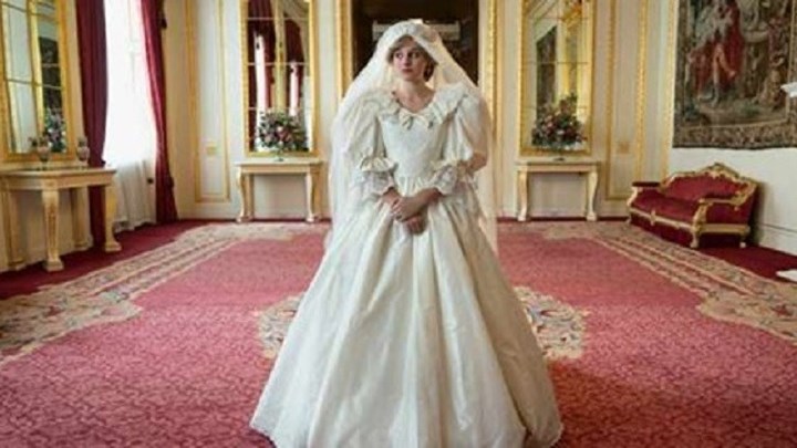 The Crown: Στη νέα σεζόν “πρωταγωνιστεί” το εμβληματικό νυφικό της Νταϊάνα – ΒΙΝΤΕΟ