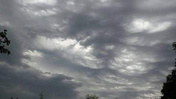 Καιρός: Τοπικές βροχές και σποραδικές καταιγίδες σήμερα – Πού και πότε θα είναι πιο ισχυρά τα φαινόμενα