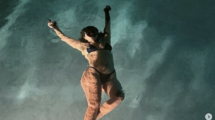 “Κόλαση” η Κόρτνεϊ Καρντάσιαν: Βραδινό μπανάκι με… ανύπαρκτο μπικίνι – ΦΩΤΟ