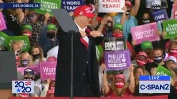 Ντόναλντ Τραμπ: Πέταξε τη γραβάτα του και ξεσήκωσε τους υποστηρικτές του – ΒΙΝΤΕΟ