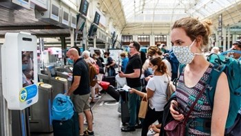 Γαλλία: Έφοδοι στα σπίτια αξιωματούχων στο πλαίσιο έρευνας για τη διαχείριση της πανδημίας