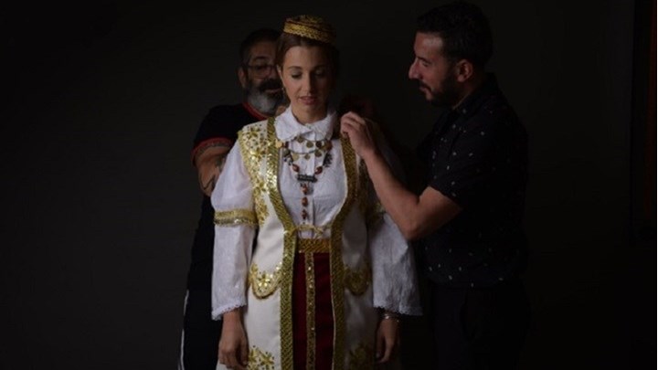 Τα πρώτα κλικ από το «Η Χώρα που ποτέ δεν πεθαίνεις» που ετοιμάζει ο Φεζολλάρι με την Αρσένη