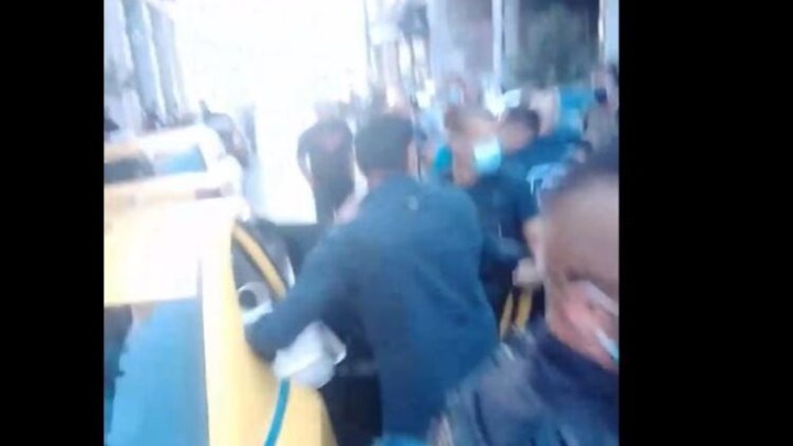 Κτηνωδία στη Νίκαια: Επιχείρησαν να λιντσάρουν τον 54χρονο καθηγητή – ΒΙΝΤΕΟ