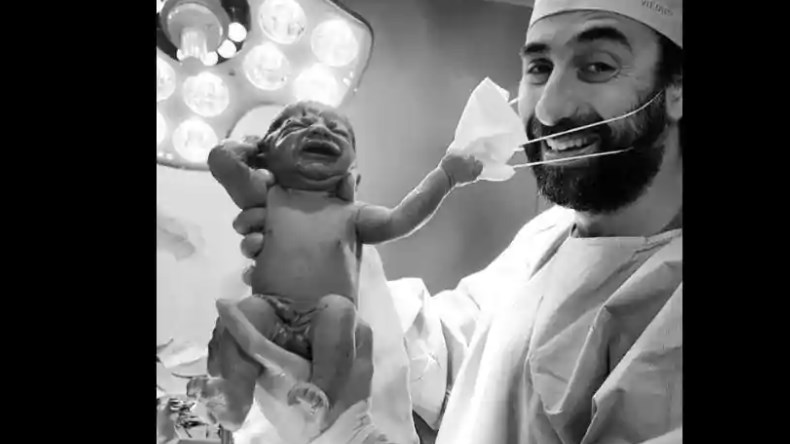 Viral το νεογέννητο που βγάζει τη μάσκα του γιατρού – ΦΩΤΟ