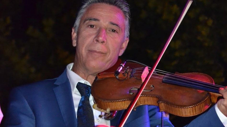 Κορονοϊός: Μάχη για τη ζωή του δίνει γνωστός μουσικός – Ήταν για χρόνια στο πλευρό διάσημων τραγουδιστών