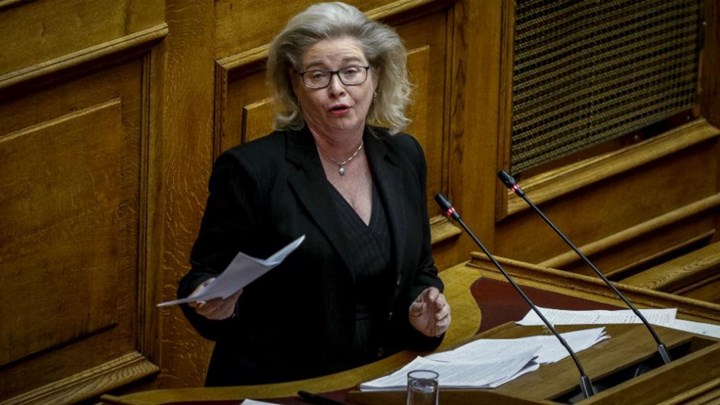 Χρυσή Αυγή: Να μείνει εκτός φυλακής ζητά η Ζαρούλια – “Επισκεπτόταν μόνο τον Μιχαλολιάκο και το φαρμακείο”