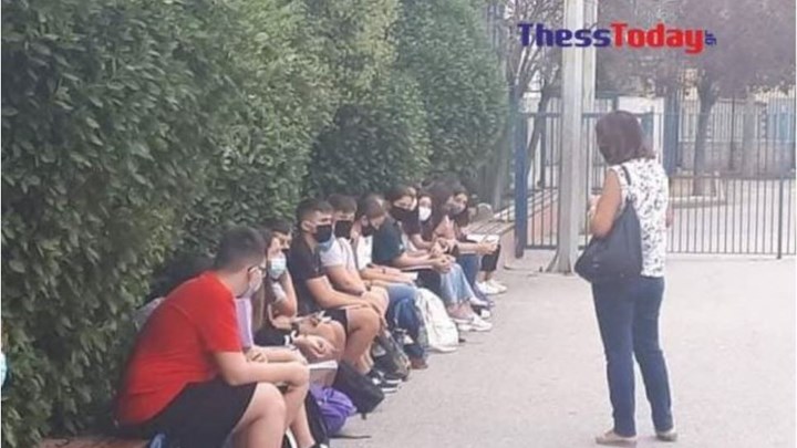 Θεσσαλονίκη: Κάνουν μάθημα στο προαύλιο του σχολείου – Την παρέμβαση εισαγγελέα ζητούν οι γονείς