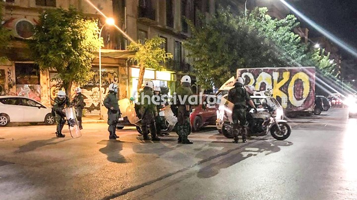 Θεσσαλονίκη: Επίθεση με βόμβες μολότοφ σε διμοιρία των ΜΑΤ – ΦΩΤΟ – ΒΙΝΤΕΟ