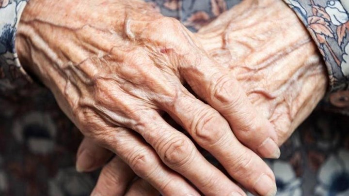 Οργή στις Σέρρες: Ηλικιωμένοι βρέθηκαν αλυσοδεμένοι και σε άθλιες συνθήκες σε γηροκομείο – ΒΙΝΤΕΟ