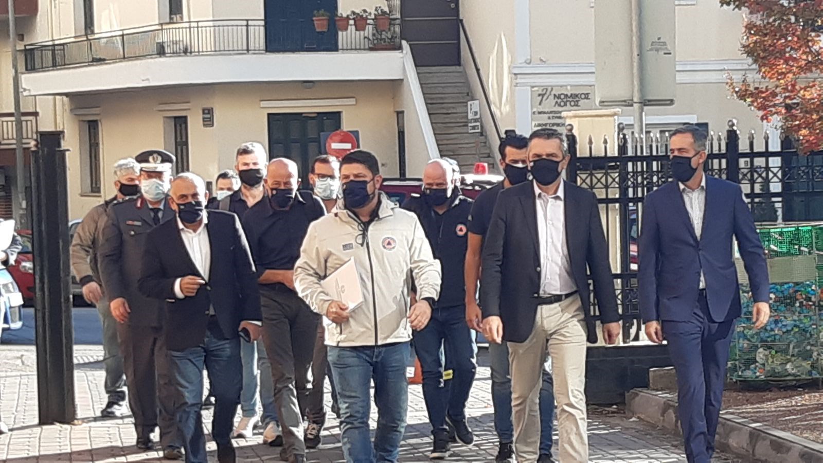 Κοζάνη: Οι παρατηρήσεις Χαρδαλιά σε παραγωγό στη λαϊκή της πόλης για τη μάσκα
